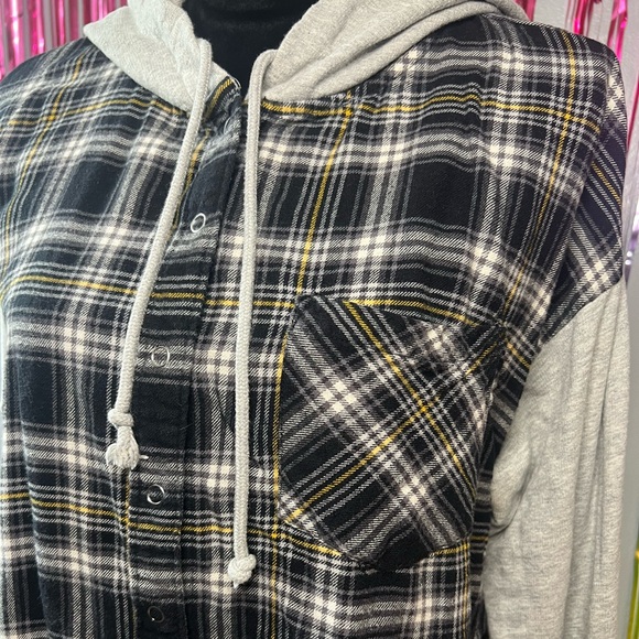 🌻Forever 21, Cropped, fringy bottom, so cute! Size Medium.🌻 - Picture 2 of 4